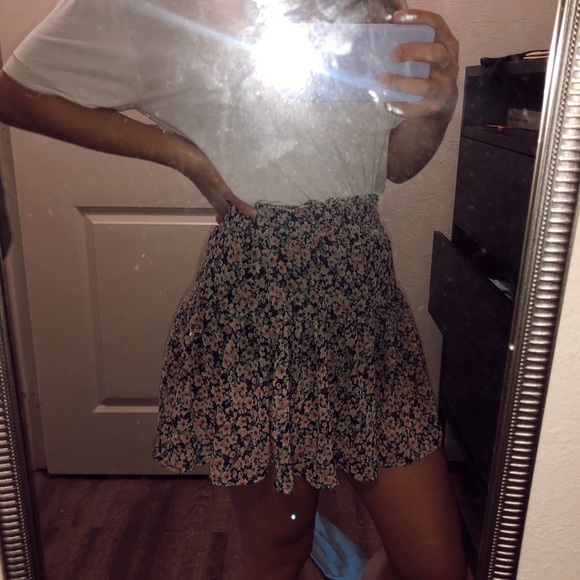 SOLD❗️Mini Skirt - Picture 2 of 2